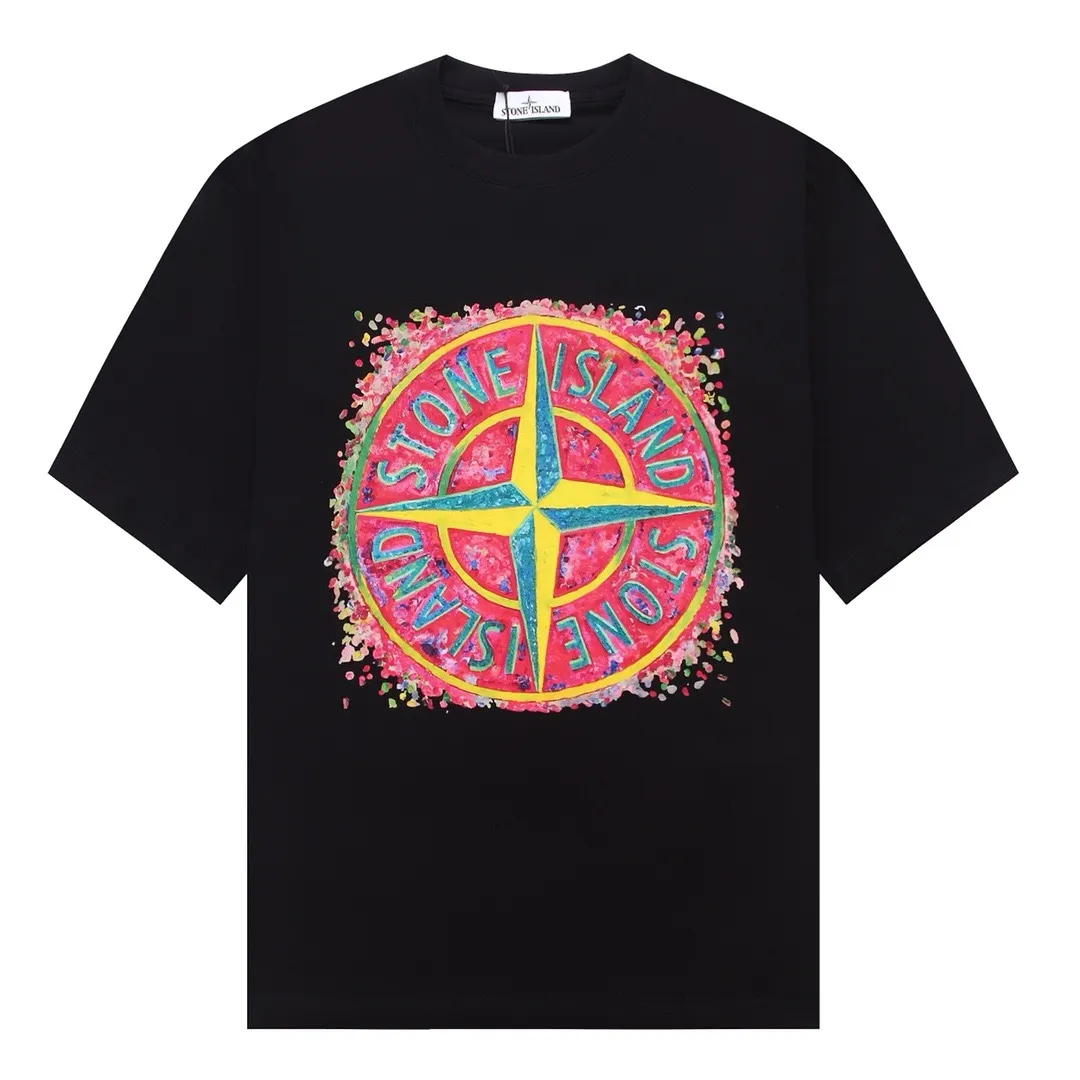 W687#P110💰 2025🆕 Stone lsland/Stone Island Rome Milan Florence city limited edition logo printed short-sleeved T-shirt ⚠️[Original creation with high control of details] - Made of 260 grams of combed cotton double yarn, soft and comfortable to the touch, sweat-absorbent and breathable. - Simple basic and versatile style, original single quality, the first choice for couples. - Made by a large factory, four needles and five threads on the shoulder, neatly arranged High-quality workmanship. - Same style for men and women, very versatile, one piece for each person, details are clearly visible. Color: Black White Size: M L